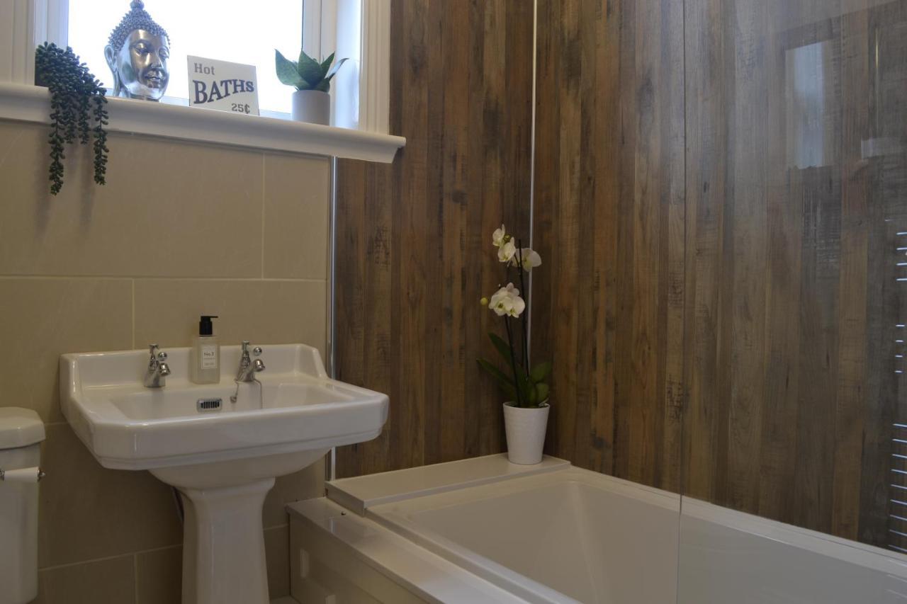 فيلا Stunning Period Townhouse With Garden, Walking Distance To Town دومفريس المظهر الخارجي الصورة